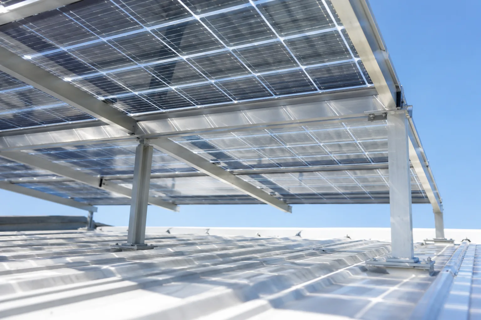 Panneaux photovoltaïques bifaciaux semi-transparents sur structure